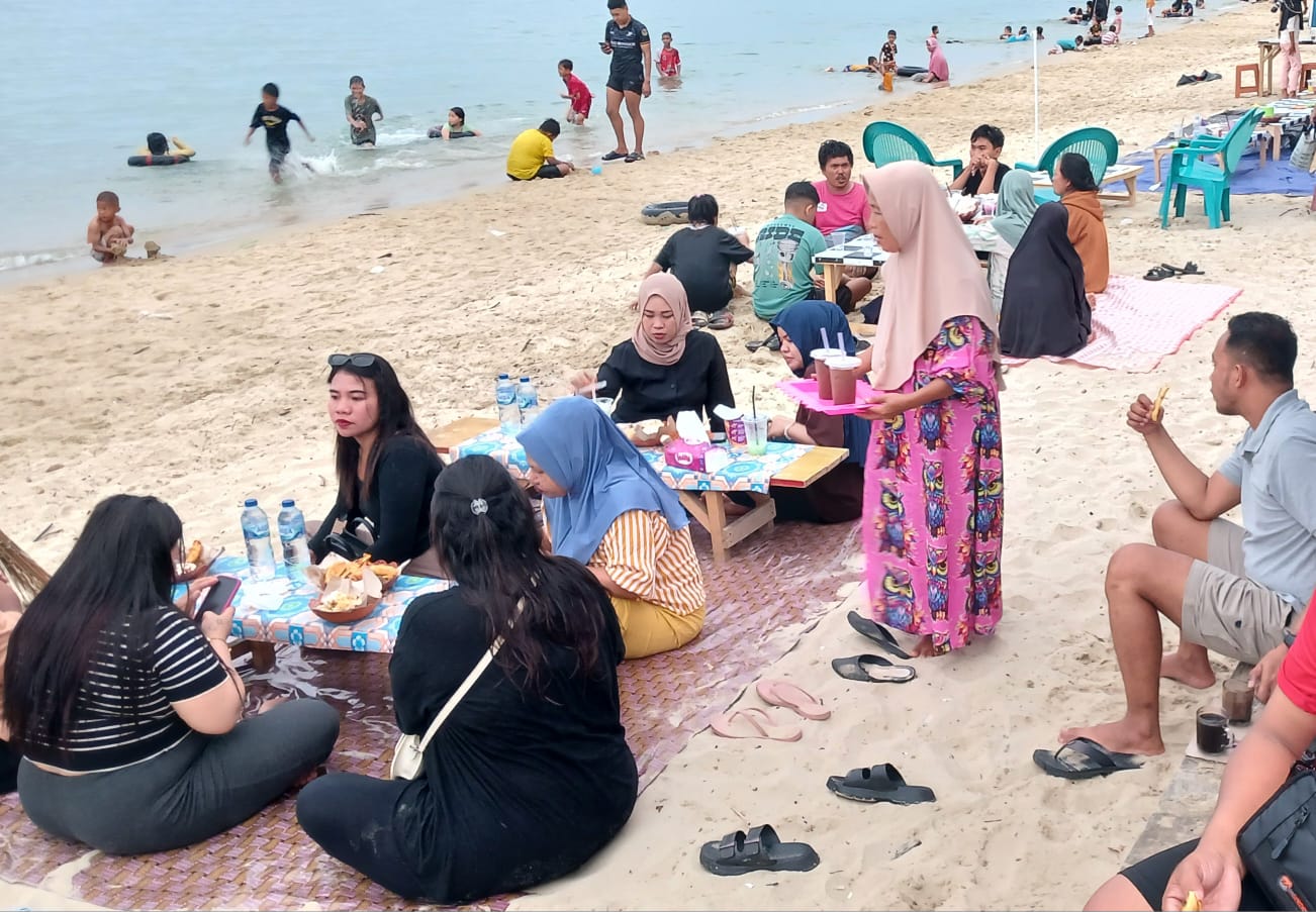 Pantai Nalori Bambalemo Penuh Pengunjung Yang Liburan Tahun Baru