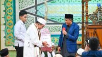 Di Masjid Agung Baiturrahim, Gubernur Anwar Hafid Perkuat Kebersamaan dan Keberkahan.