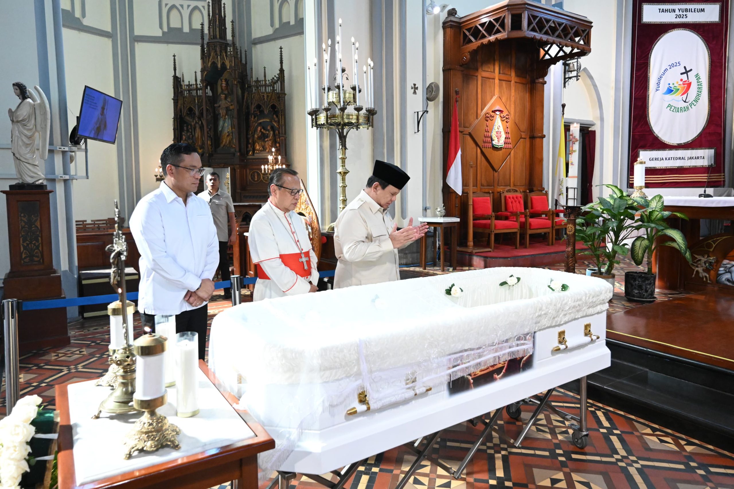 Presiden Prabowo Subianto melayat mendiang Uskup Emeritus Keuskupan Agung Kupang Monsinyur (Mgr) Petrus Turang di Katedral Jakarta, pada Jumat, 4 April 2025.
