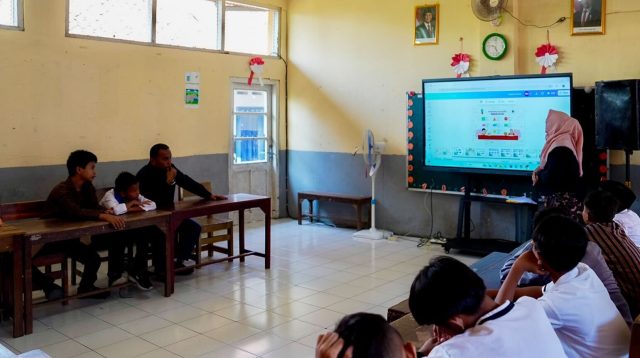 Proses belajar mengajar di SDN 02 Purwokerto Wetan, Banyumas, sekarang menggunakan papan interaktif yang merupakan bentuk dari Program Digitalisasi Pembelajaran pemerintahan Prabowo Subianto. Sekolah ini juga menerima bantuan Program Revitalisasi. (Foto: Kantor Komunikasi Kepresidenan)