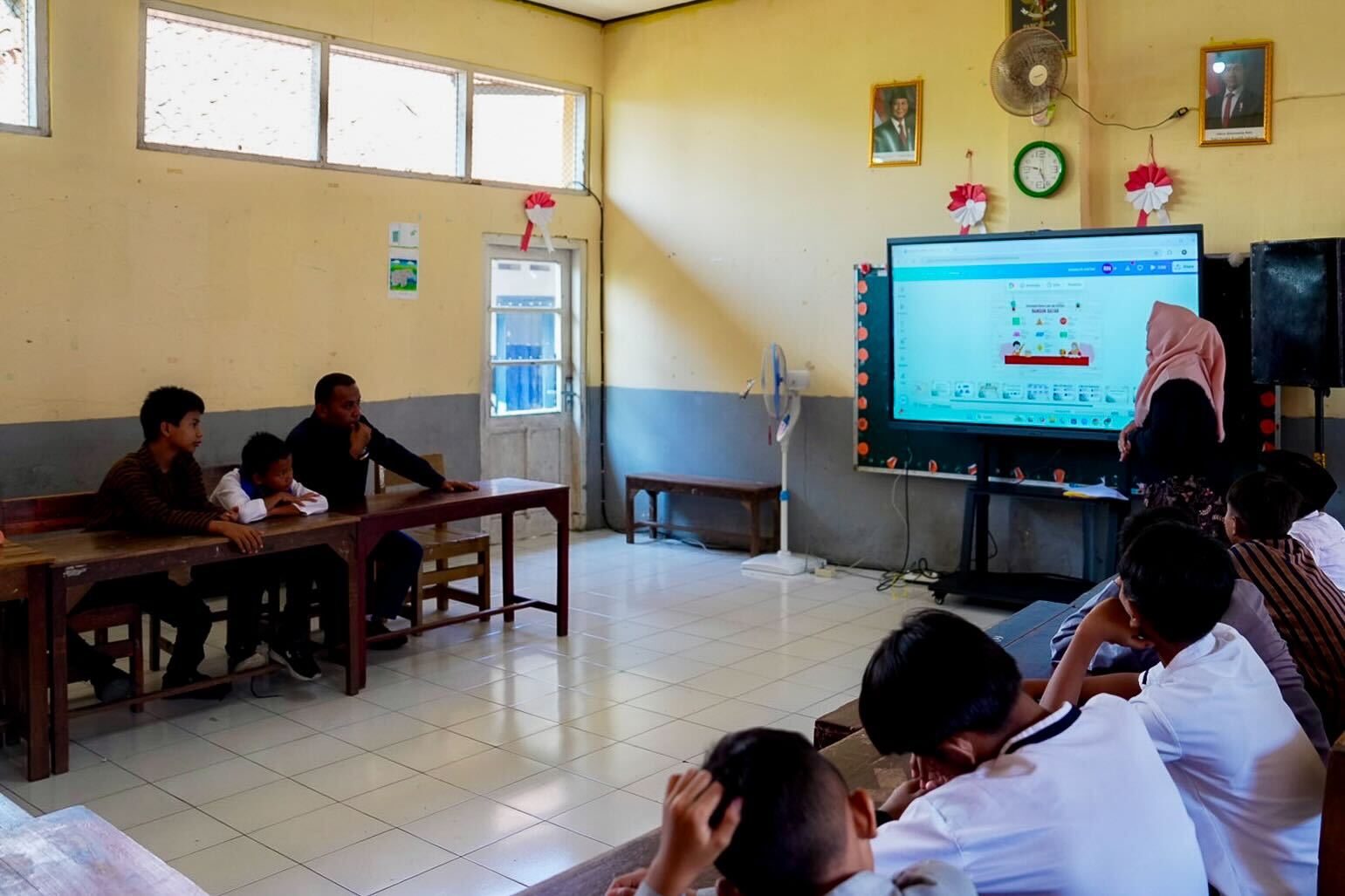 Proses belajar mengajar di SDN 02 Purwokerto Wetan, Banyumas, sekarang menggunakan papan interaktif yang merupakan bentuk dari Program Digitalisasi Pembelajaran pemerintahan Prabowo Subianto. Sekolah ini juga menerima bantuan Program Revitalisasi. (Foto: Kantor Komunikasi Kepresidenan)