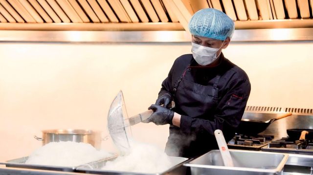 SPPG Kelas I Sukamiskin memberdayakan warga binaan untuk mendukung operasional dapur Makan Bergizi Gratis (MBG). Warga binaan merasakan dampak positif. Mereka jadi punya keahlian dan pengalaman menarik, sehingga berharap nanti ketika kembali ke masyarakat bisa bekerja di dapur MBG. (Foto: PCO)