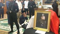 Berduka atas Wafatnya Jusuf Manggabarani, Mentan Amran Melayat Tengah Malam