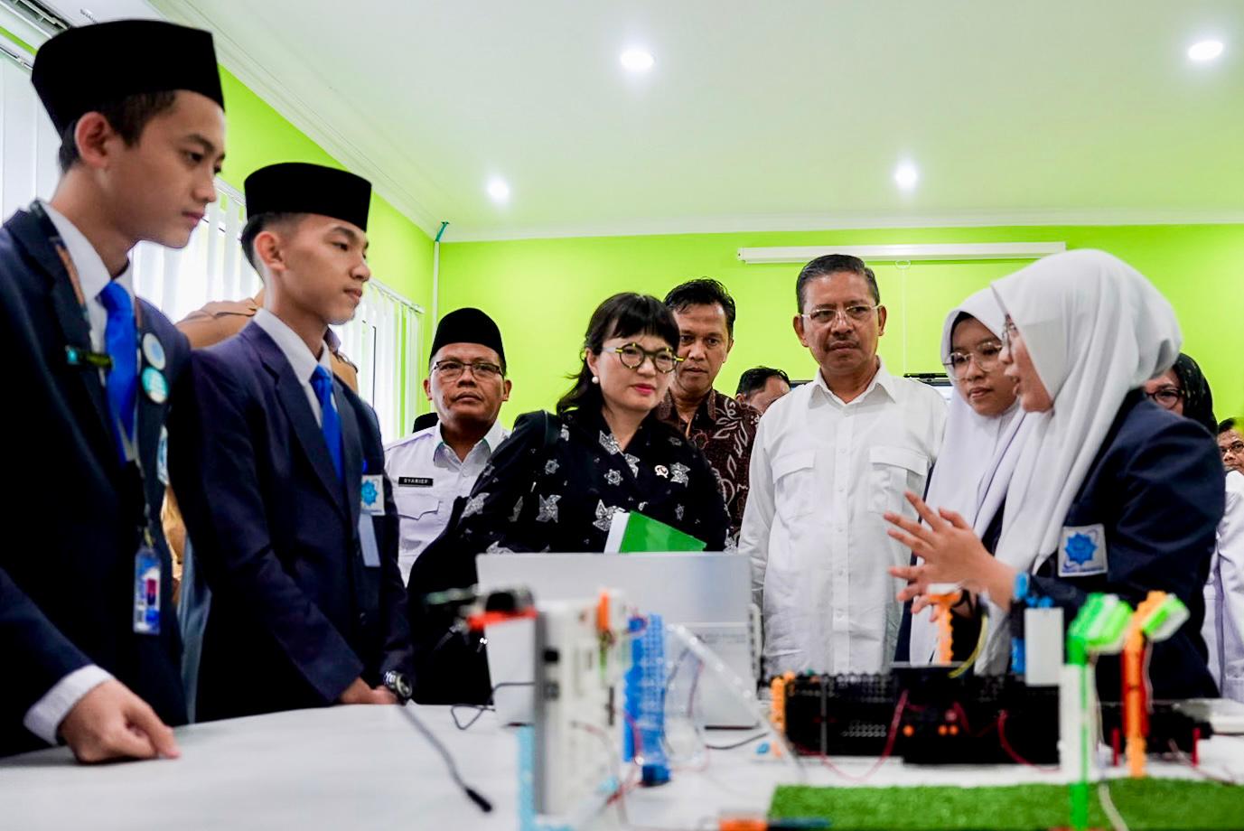 Wamendikti Saintek Stella Christie saat mengunjungi MAN Insan Cendekia Ogan Komering Ilir, Sumatera Selatan, salah satu sekolah yang ditetapkan sebagai Sekolah Garuda Transformasi. (Foto: PCO)