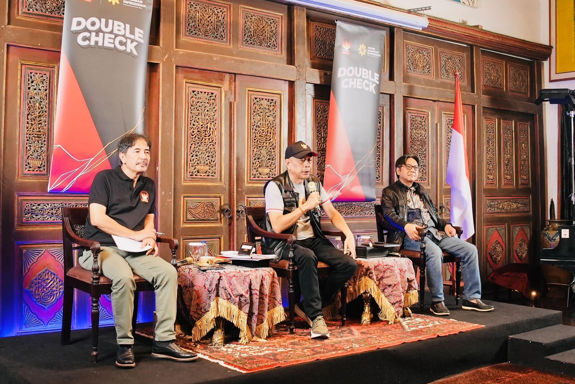 Diskusi publik Double Check bertema Rakyat Dilindungi Negara, Sejauh Mana? menghadirkan narasumber Wamensos Agus Jabo dan Deputi Materi Komunikasi dan Informasi PCO Isra Ramli di Jakarta, Sabtu (24/5/2025). (Foto: PCO)