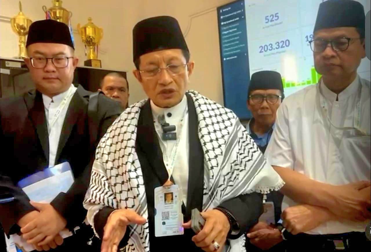 Menteri Agama/Ketua Delegasi Amirul Hajj – Prof. Nazaruddin Umar (tengah) dan Taruna Ikrar (kanan) di Jeddah, Jumat (30/5/2025).