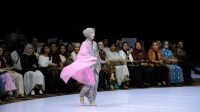 Sry Nirwanti Bahasoan Tampil Anggun, Perkenalkan Batik Bomba di BTN Fashion Week