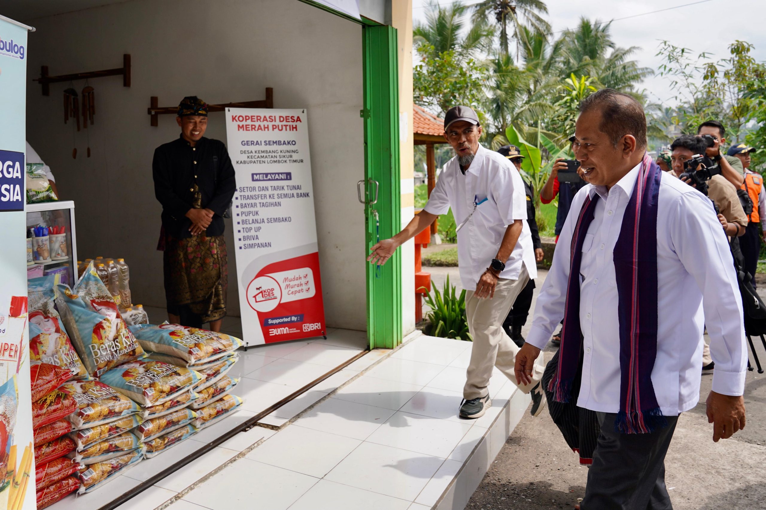 Wamenkop Ferry Juliantono dan Deputi Bidang Materi Komunikasi dan Informasi Kantor Komunikasi Kepresidenan, M Isra Ramli menghadiri dialog Percepatan Pembentukan Koperasi Desa Merah Putih di NTB. (Foto: PCO)