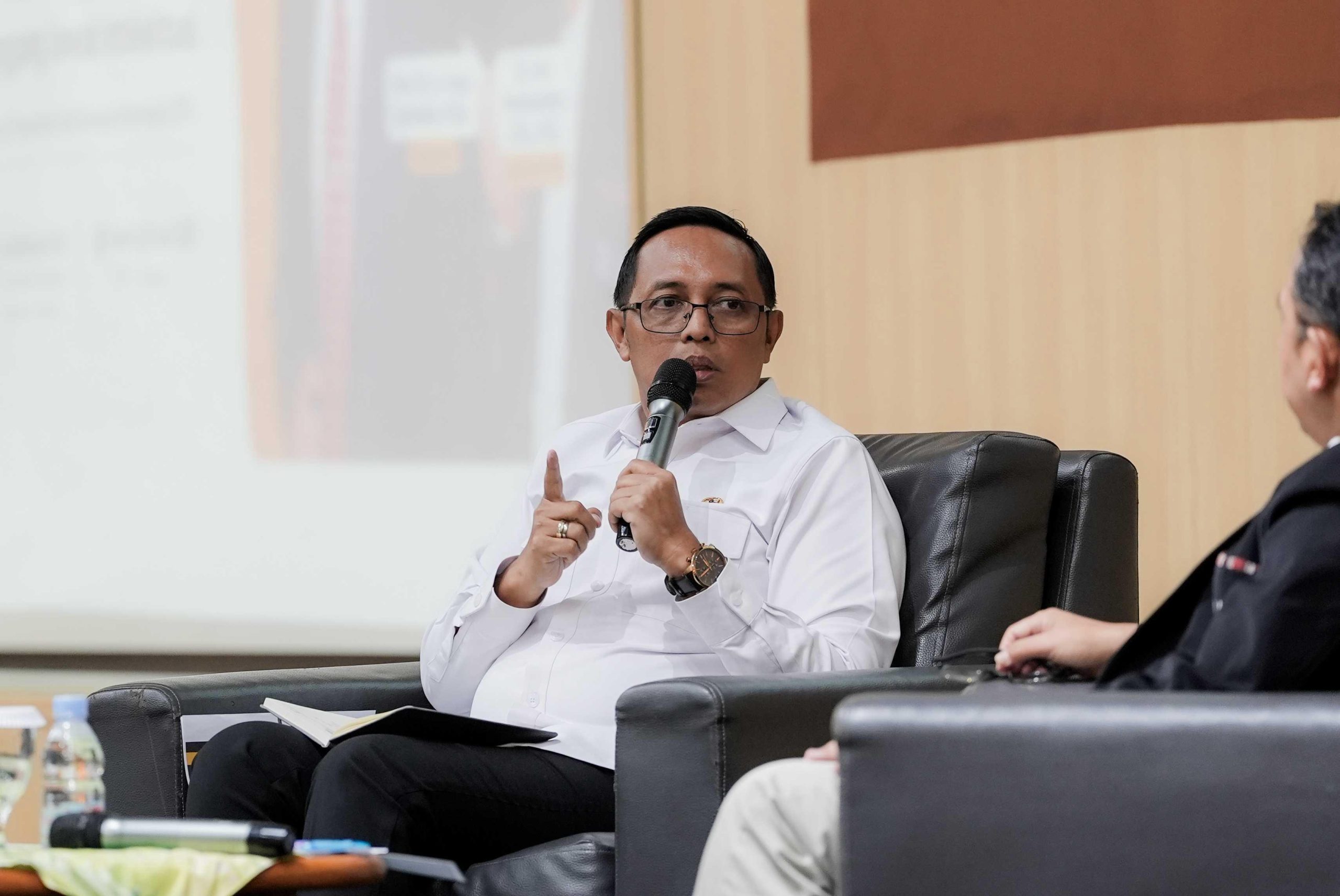 Kepala Komunikasi Kepresidenan (PCO) Hasan Nasbi menghadiri diskusi PCO Goes to Campus bertajuk Literasi Digital dan Tanggung Jawab Intelektual, Sinergi Pemerintah dan Kampus Menangkal DFK di Audiotorium Univevrsitas Al Azhar Indonesia, Jakarta, Senin (30/6/2025). (Foto: PCO)