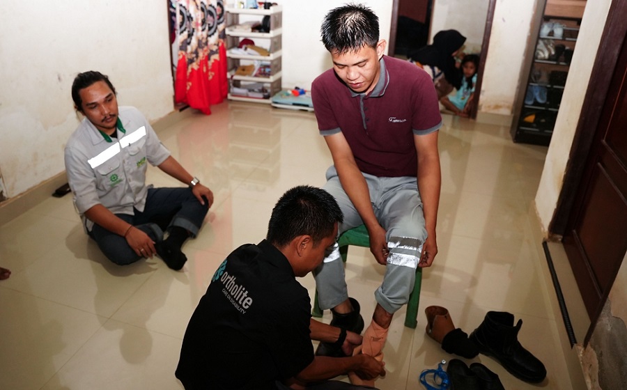 Peduli Disabilitas, PT IMIP Berikan Bantuan Kaki Palsu