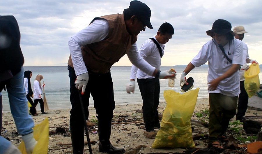 Gerakan Cinta Bahari: DKP Sulteng Aksi Bersih Pantai di Donggala, 143 Kg Sampah Dikumpulkan