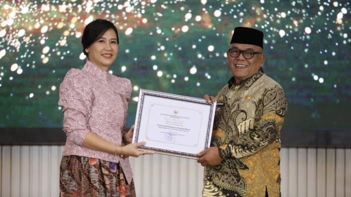Wakil Menteri Pemberdayaan Perempuan dan Perlindungan Anak Indonesia, Veronica Tan.