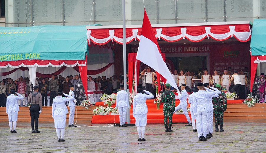 Hujan Tak Padamkan Semangat Upacara HUT ke-80 RI di PT IMIP