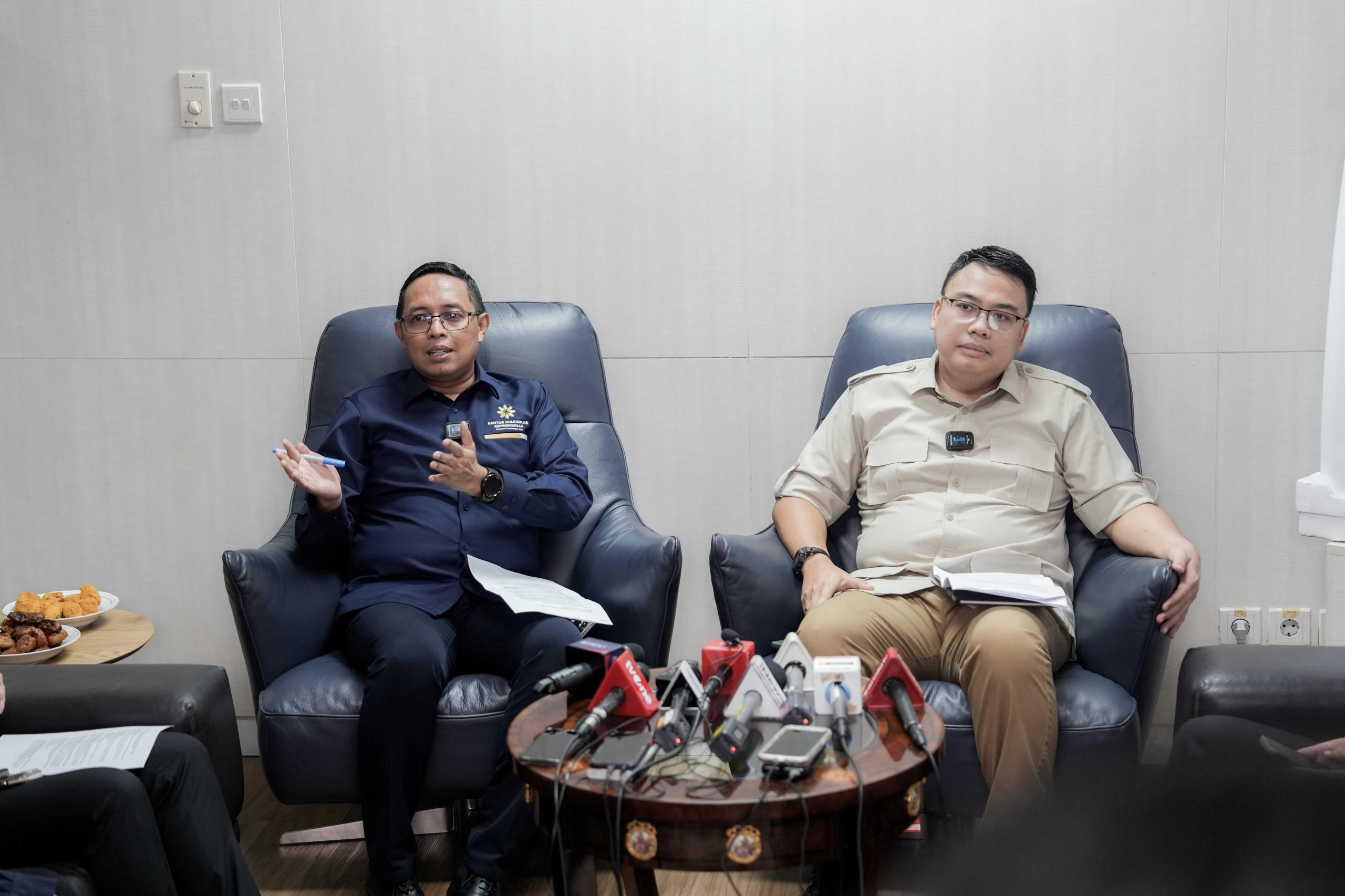 Kepala Kantor Komunikasi Kepresidenan (PCO) Hasan Nasbi dan Wakil Menteri Komunikasi dan Digital Angga Raka Prabowo ramah tamah dengan wartawan di Kantor PCO, Selasa (26/8/2025). (Foto: PCO)