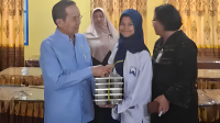 Tari Mokambu Sambut Longki Djanggola Tinjau Program Makan Bergizi Gratis di SMPN 9 Palu