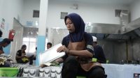 Ibu Tunggal Harap Prabowo Lanjutkan MBG: Cuma di Sini Saya Bisa Ditampung Kerja