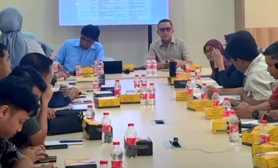 Sekjen KKSS Abdul Kadir Karding (kanan) didampingi Direktur Eksekutif IKA UNHAS, Salahuddin Alam (kiri) pada rapat panitia Mukernas KKSS dan HUT ke-49 di AAS Building, Makassar, Jumat (24/10/2025).
