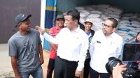 Amran dan KSP Qodari Sidak Kios Pupuk, Petani Tersenyum Harga Pupuk Turun