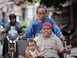 Lansia di Tangerang Dapat Bantuan Becak Listrik dari Prabowo: Enak Nggak Gowes Lagi