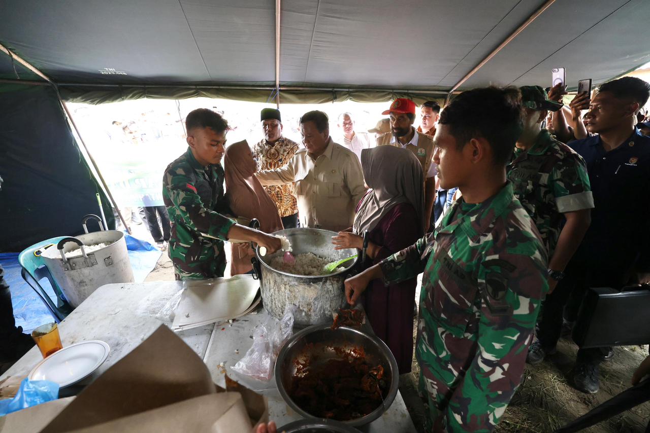 Presiden Prabowo Subianto memastikan kebutuhan makanan bagi korban bencana Sumatra Utara dan Aceh pada kunjungannya 7 Desember 2025.