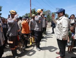 Momen Prabowo Hentikan Kendaraan di Tapanuli Selatan untuk Sapa Petugas Pencari Korban Hilang