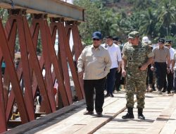 Tutup Tahun di Lokasi Bencana, Prabowo Cek Langsung Jembatan Sungai Garoga Pastikan Akses Tapteng–Tapsel Pulih