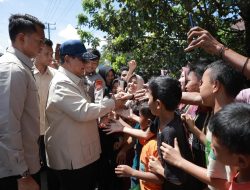 Jelang Pergantian Tahun di Lokasi Bencana, Warga Tapanuli Selatan Berlarian Ceria Sambut Prabowo