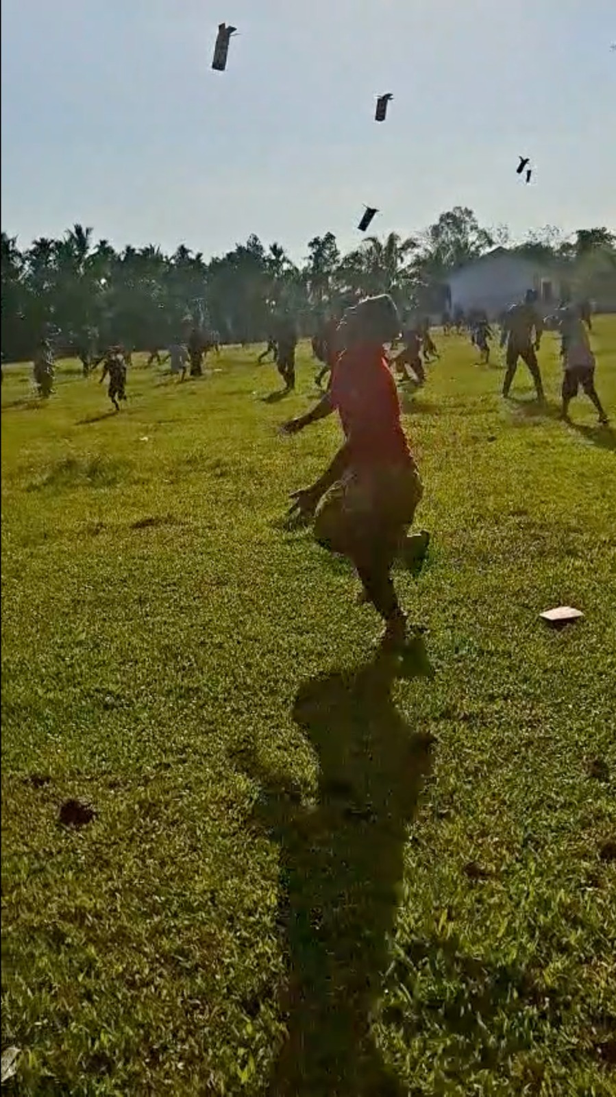 Sorak sorai membahana di sebuah lapangan di Simpang Jernih, salah satu kecamatan terdampak bencana di Kabupaten Aceh Timur. Dari kejauhan, pesawat bantuan tampak melintas rendah. Begitu kotak-kotak helibox berwarna merah dan putih mulai diterjunkan, suasana berubah menjadi lautan kegembiraan.