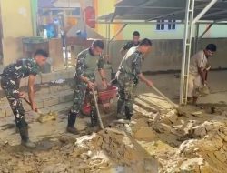 Gotong Royong dengan Masyarakat di Aceh, TNI Bersihkan Rumah Warga hingga Sekolah dari Lumpur