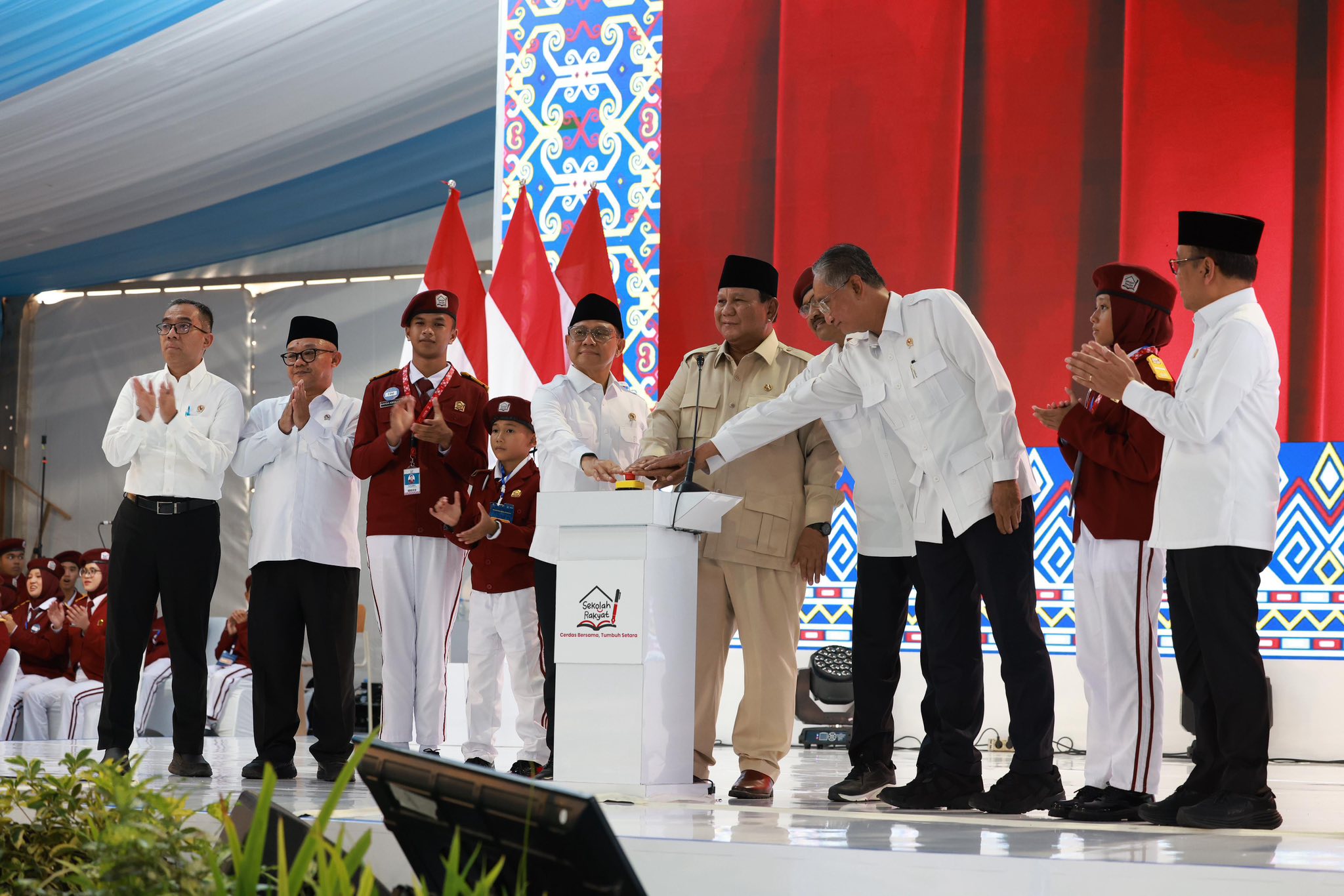 Suasana haru menyelimuti acara peresmian Sekolah Rakyat (SR) secara nasional yang dipusatkan di Sekolah Rakyat Terpadu 9 Kota Banjarbaru, Kalimantan Selatan, Senin (12/1).