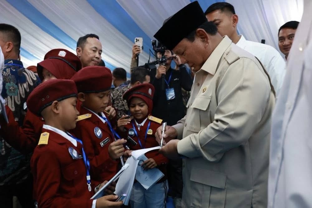 Presiden RI Prabowo Subianto menargetkan untuk membangun 500 Sekolah Rakyat hingga tahun 2029. Ia berharap bisa lebih banyak anak-anak miskin yang bisa mengakses pendidikan layak secara gratis.