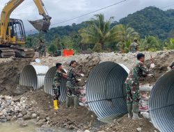 Gotong Royong Warga dan TNI, Jembatan Bailey hingga Armco Dikebut di Sumut dan Sumbar