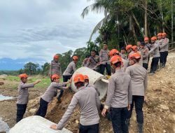 Momen Anggota Brimob Gotong Royong Perbaiki Jalan dan Gorong-Gorong di Kabupaten Agam