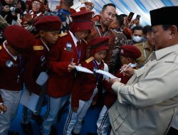 Momen Siswi Sekolah Rakyat Banjarbaru Dinyanyikan Ulang Tahun oleh Prabowo dan Teman-teman Sekolahnya