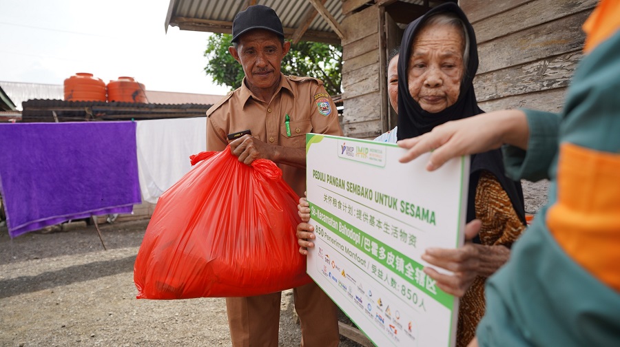 IMIP Berbagi Sembako untuk Dhuafa dan Lansia di 12 Desa