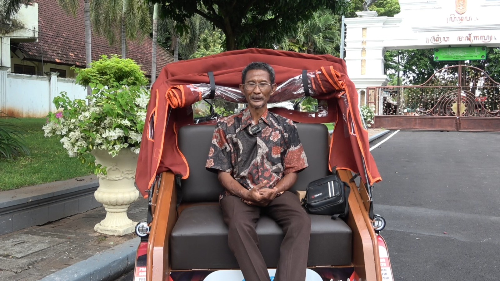 Sebanyak 100 unit becak listrik dibagikan ke penarik becak lansia di 20 kecamatan di Tuban. Ini wujud kepedulian Prabowo pada masyarakat.