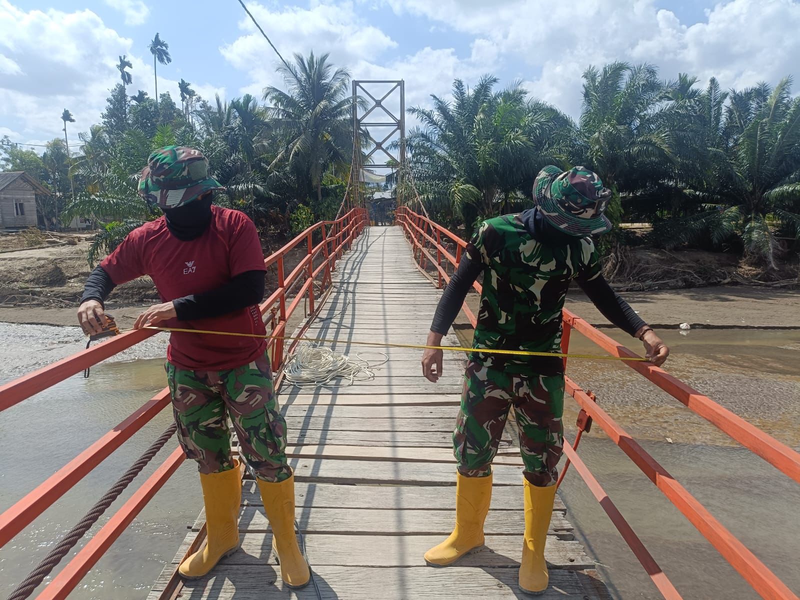 Sebanyak 15 jembatan perintis dibangun oleh TNI pascabencana di Aceh. Langkah ini dilakukan untuk membuka kembali akses desa-desa yang terisolasi akibat rusaknya infrastruktur setelah bencana banjir bandang pada akhir November 2025 lalu.