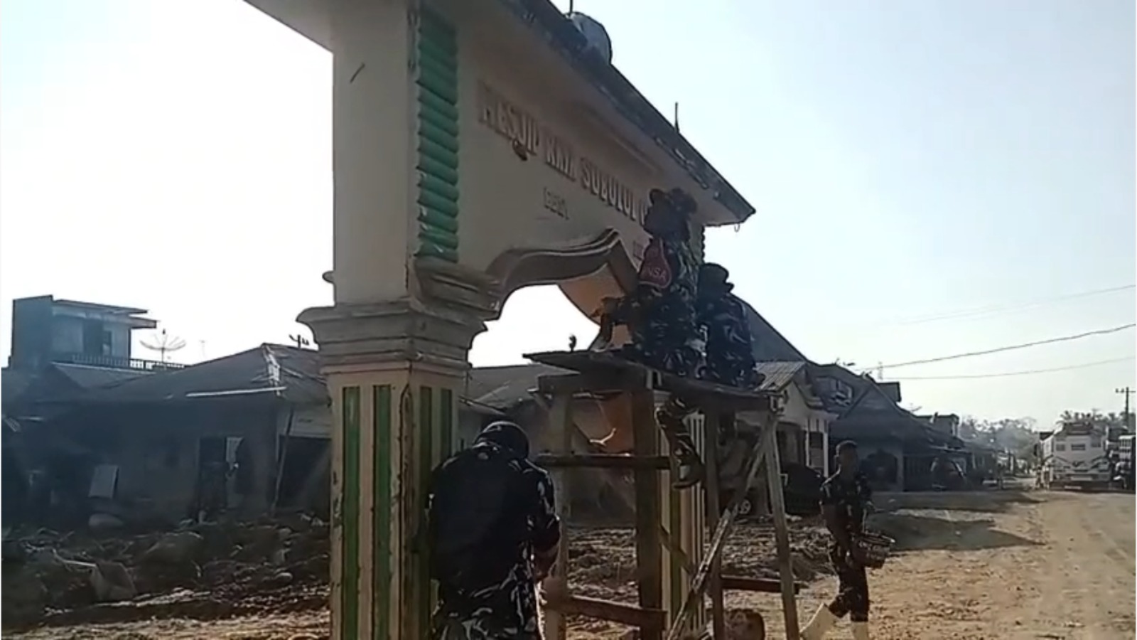 Sekolah-sekolah terdampak bencana di Tapanuli Tengah dan Tapanuli Selatan terus dibersihkan dengan bantuan personel TNI AD.