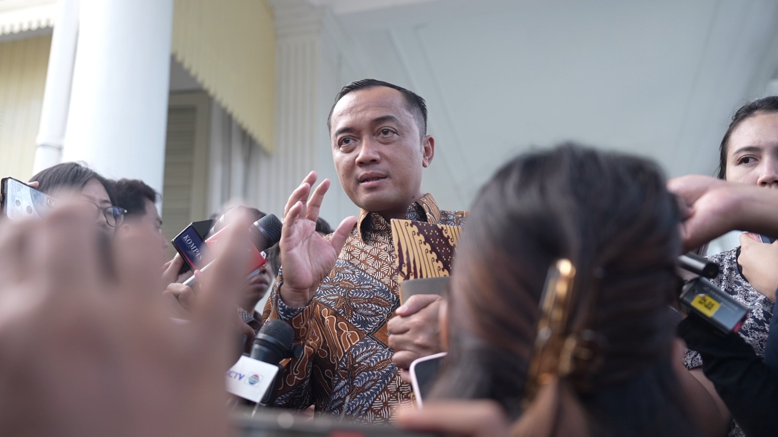 Menteri Sekretaris Negara Prasetyo Hadi menegaskan bahwa gerakan “gentengnisasi” yang disampaikan Presiden RI Prabowo Subianto bukan merupakan kebijakan yang berdiri sendiri, melainkan bagian dari visi besar pemerintah dalam mendorong sektor pariwisata melalui penataan lingkungan dan tata kota.