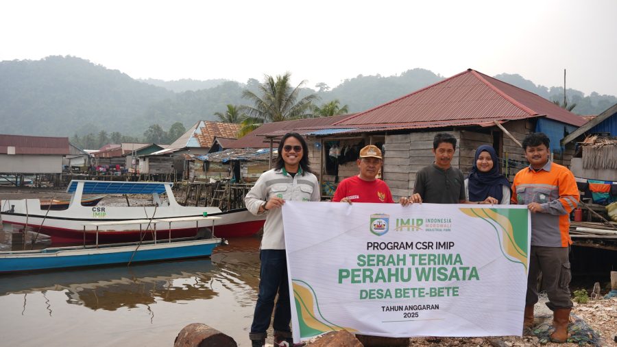 Dukung Pengembangan Pariwisata Desa, IMIP Beri Bantuan Perahu untuk Bete-Bete