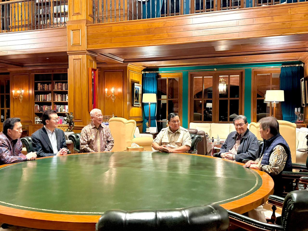 Presiden RI Prabowo Subianto menerima audiensi lima pengusaha nasional di Padepokan Garudayaksa, Hambalang, Bogor, Selasa (10/2) malam.