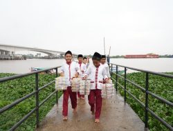 Menembus Ombak Sungai Musi, Mengantar Makanan Bergizi untuk Anak Negeri