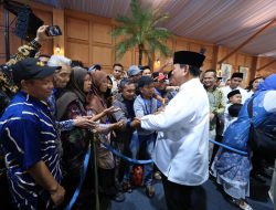 Pertama Kali Masuk Istana Saat Lebaran Bareng Prabowo, Warga Terharu: Oh Begini Rasanya