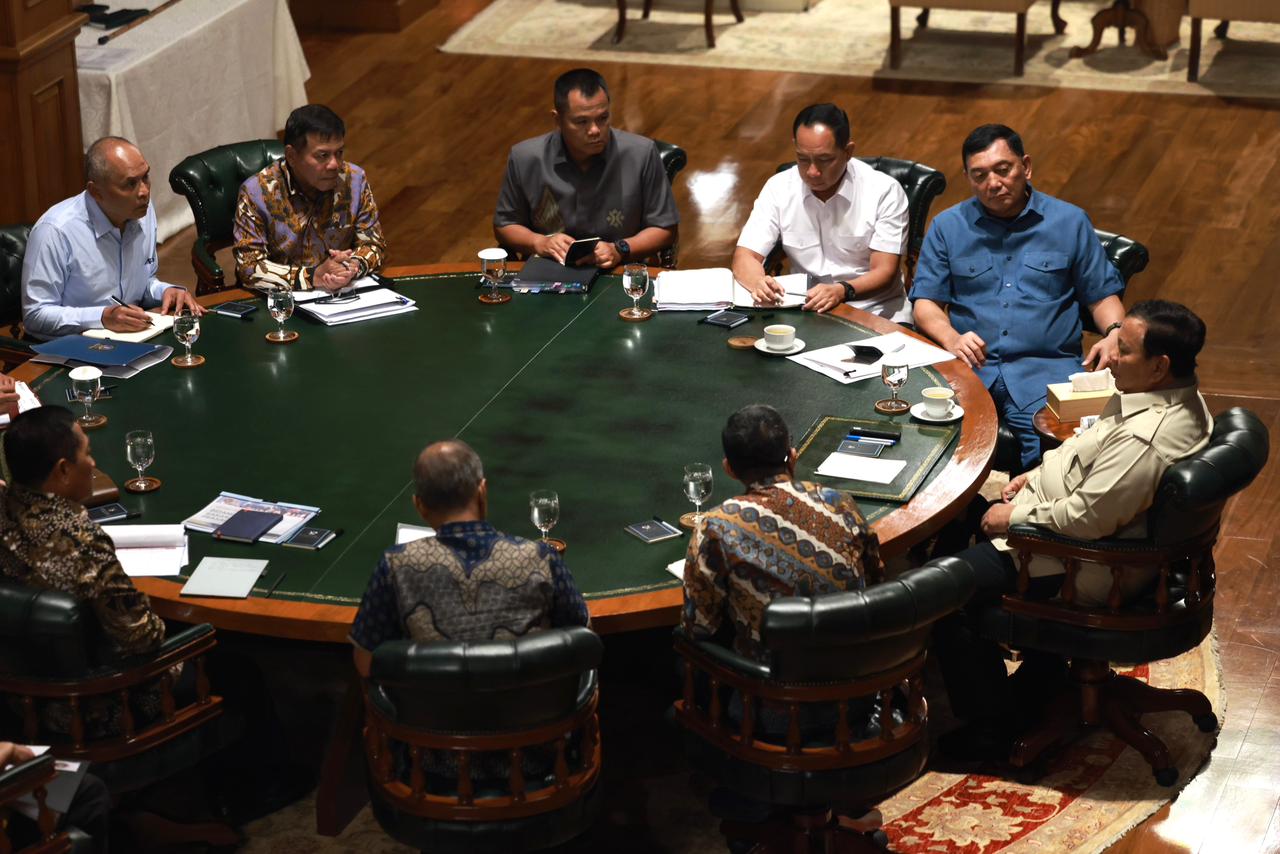 Presiden RI Prabowo Subianto menggelar sejumlah rapat terbatas bersama para menteri Kabinet Merah Putih di kediaman pribadinya di Hambalang, Bogor, Jawa Barat, Minggu (8/3/2026).
