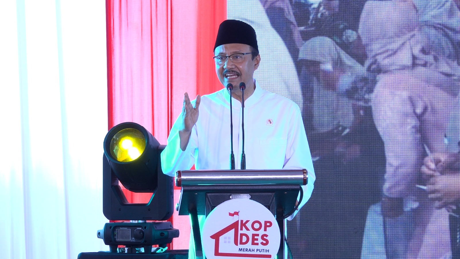 Menteri Sosial Saifullah Yusuf (Gus Ipul) saat memberi sambutan dalam acara Kolaborasi Koperasi Desa/Kelurahan Merah Putih dengan Program Keluarga Harapan, di gerai KDMP Gejugjati, Kecamatan Lekok, Kabupaten Pasuruan, Jawa Timur, Selasa (10/3/2026).