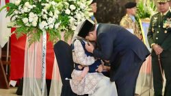 Momen Haru Prabowo Peluk dan Cium Putra Prajurit TNI yang Gugur di Lebanon