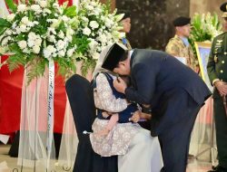 Momen Haru Prabowo Peluk dan Cium Putra Prajurit TNI yang Gugur di Lebanon