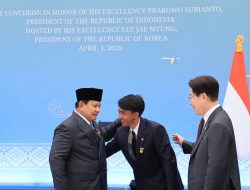 Gestur Bangga Prabowo saat Menyalami Sugianto yang Selamatkan Lansia dari Kebakaran di Korsel