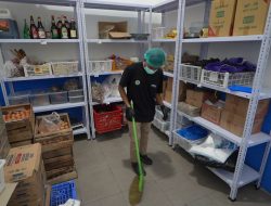 Rajin dan Konsisten, Penyandang Disabilitas Ini Jadi Tulang Punggung Kebersihan Dapur MBG di Karanganyar