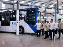 Prabowo Tinjau dan Resmikan Pabrik Perakitan Kendaraan Listrik di Magelang